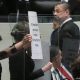 Diputados carteles letreros Rodrigo Chaves Asamblea Legislativa rendicion de cuentas 2025 05 05 at 1 80x80